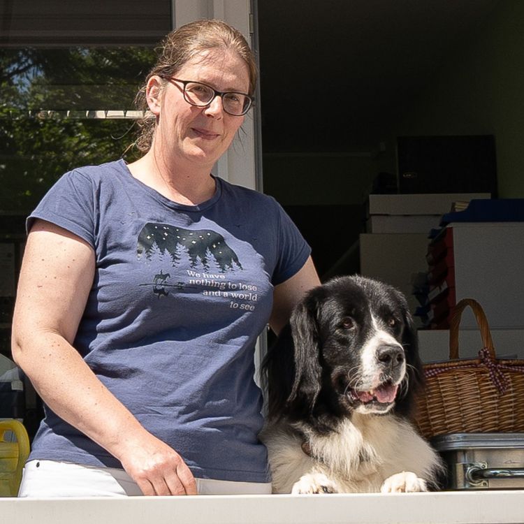 Marion Walter, Leitung der Mobilen Pflege, mit Ihrem Hund Bubbles auf dem Balkon.