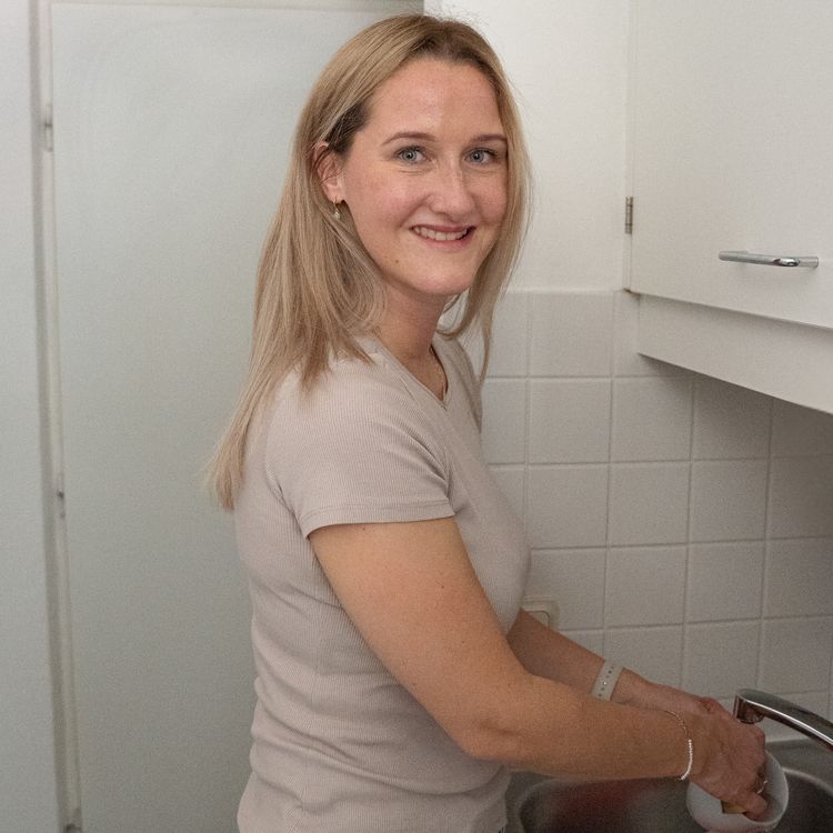 Mitarbeiterin der Hauswirtschaft beim Abwasch