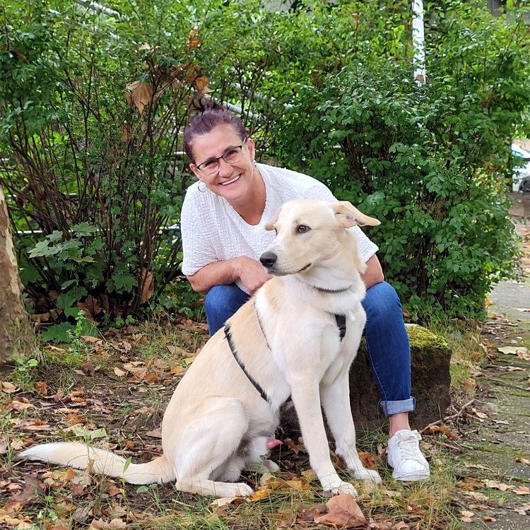 Tanja Conrad, Mitarbeiterin der Mobilen Pflege, mit Ihrem Hund. 