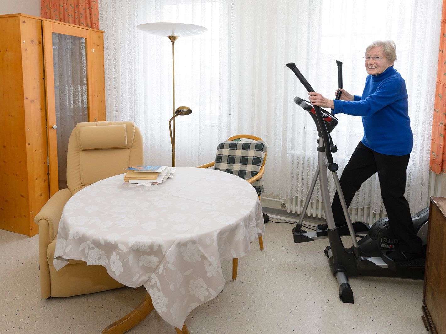 Frau Käfer auf dem Stepper in ihrem Zimmer. 