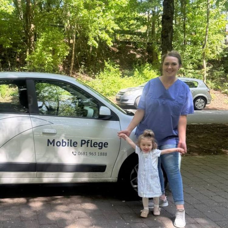 Mitarbeiterin mit Kind und dem Auto der mobilen Pflege