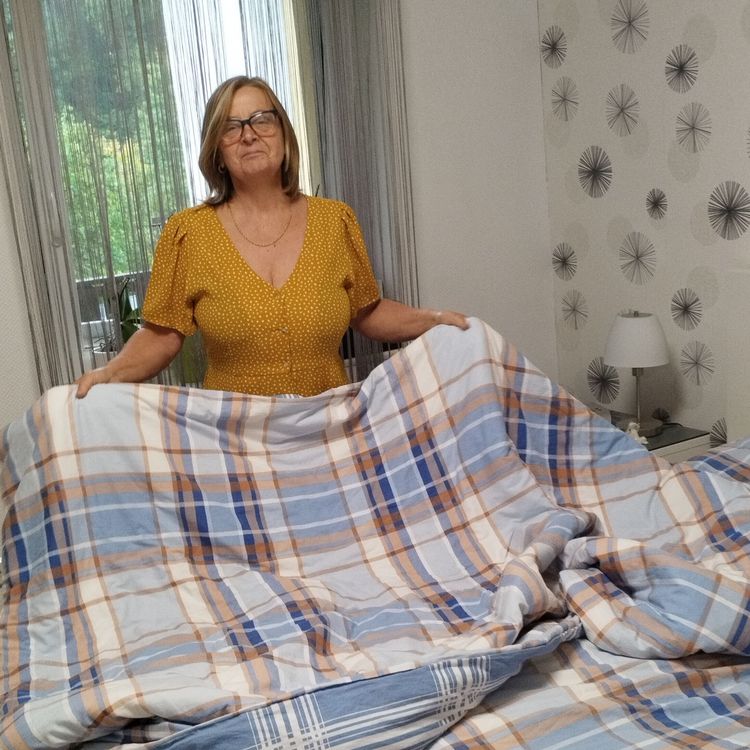 Conny, Mitarbeiterin der Mobilen Pflege, beim Betten machen.